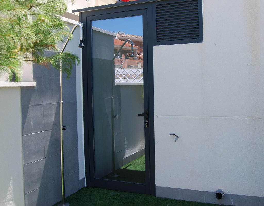 Ventanas de aluminio fabricadas e instaladas por Iproal en Puente Tocinos.