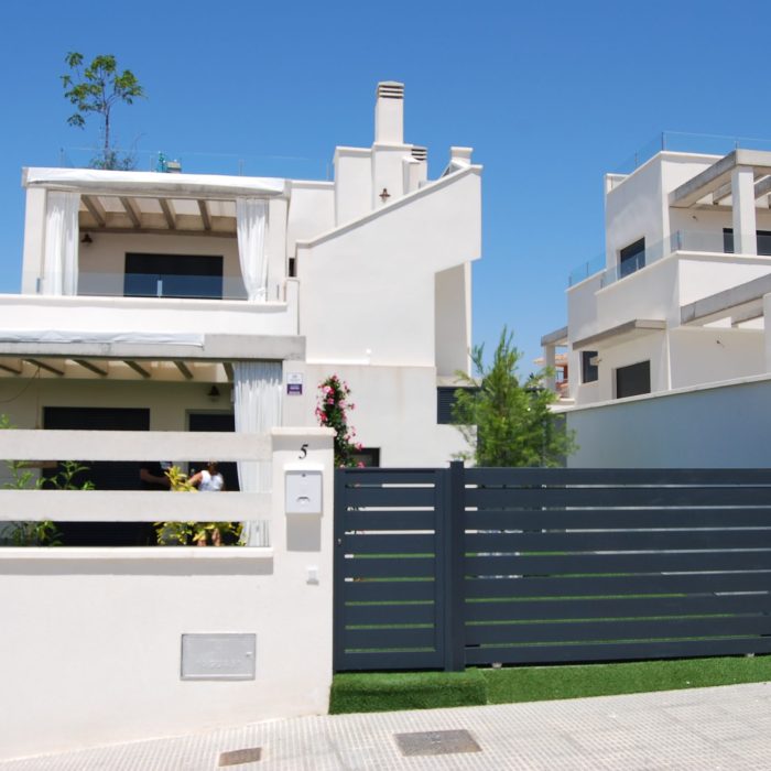 Ventanas de aluminio fabricadas e instaladas por Iproal en Torres de Cotillas.
